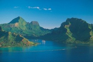 honeymoon-ideas-Tahiti-Cooks-Bay