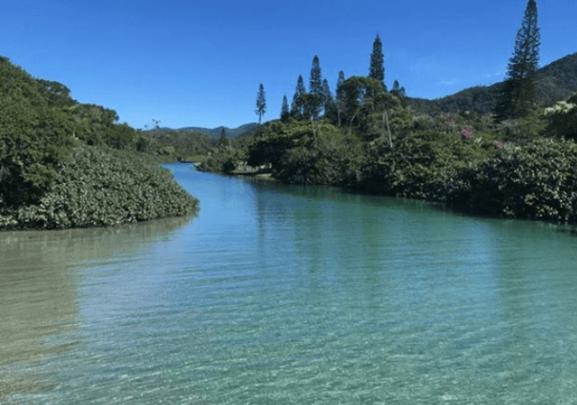 Crossing the bridge across the river Quinca Antônio